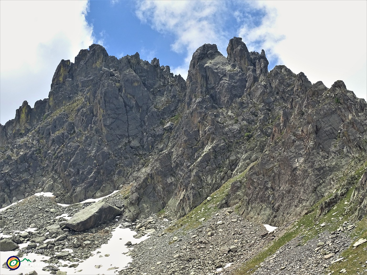63 Corni maggiori, a sx il Corno di Sardegnana (2420 m) con la croce (non visibile).JPG
